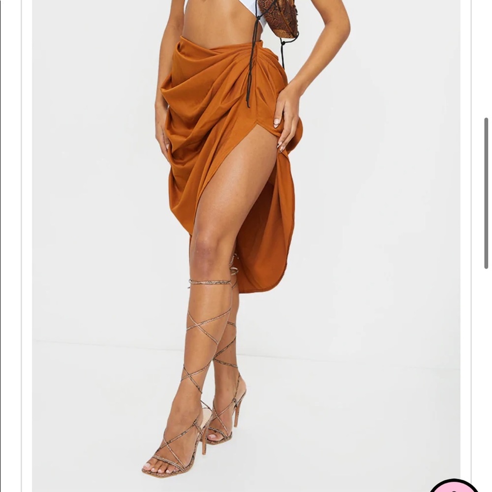 PRETTYLITTLETHING Brown Ruched Side Midi Skirt